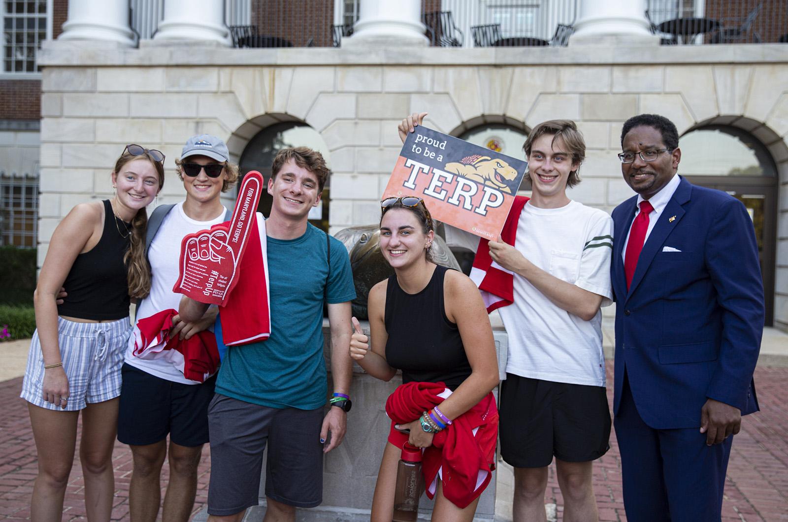 group of students posing with President Pines during Fall Welcome's New Student Welcome